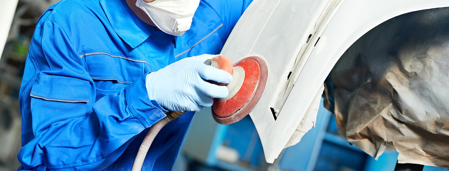 Nitril eldivenle otomotiv boya hazırlığı yapan usta